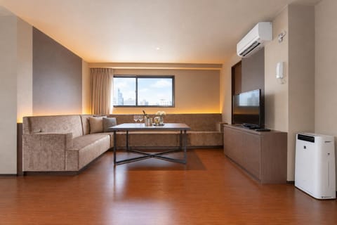 TV and multimedia, Living room, Seating area, Dining area, air conditioner