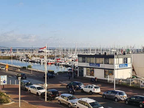 Restaurant/places to eat, Activities, Beach, Sea view, Location, Parking