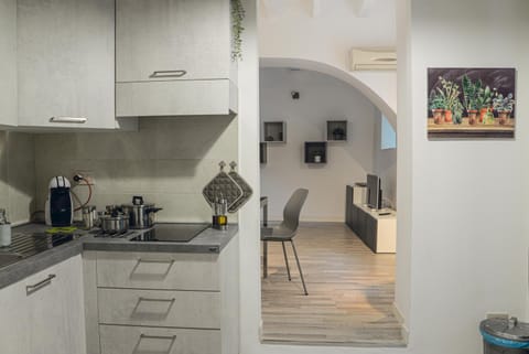 Kitchen or kitchenette, Food and drinks, Decorative detail, Dining area, Food, oven, stove
