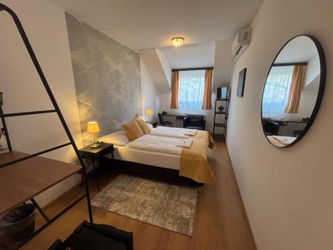 Bed, TV and multimedia, Photo of the whole room, Seating area, Bedroom
