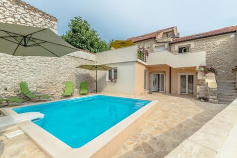 Property building, Swimming pool, sunbed