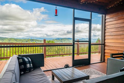 Game Rooms and Views Spacious Mtn Cabin in Murphy! Cabin in Tennessee