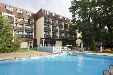 Facade/entrance, Swimming pool