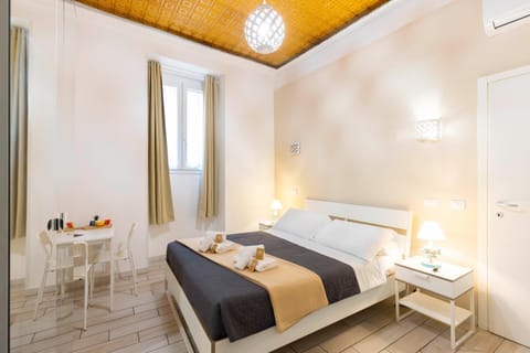 Bed, TV and multimedia, Photo of the whole room, Bedroom, Text overlay, hair dryier, towels