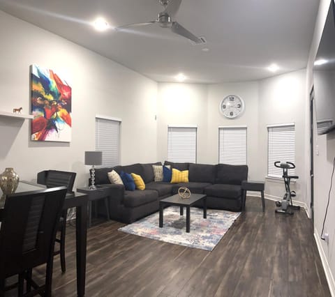 Updated Home, King bed suite Gated Free Parking House in Houston