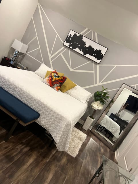 Updated Home, King bed suite Gated Free Parking House in Houston