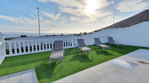 View (from property/room), Balcony/Terrace, Balcony/Terrace, Sea view, Swimming pool, sunbed