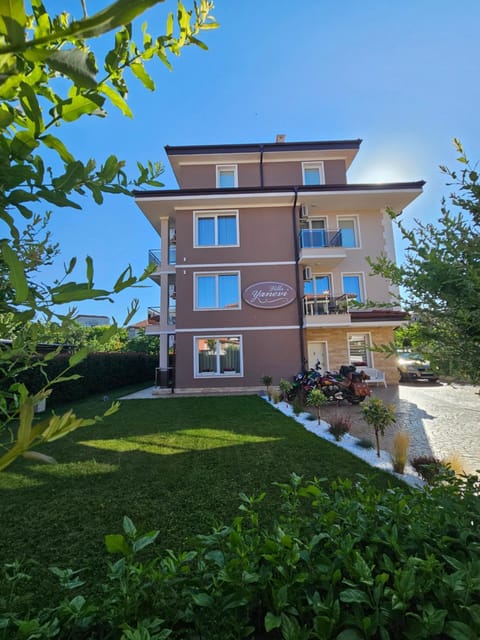 Property building, Day, Garden, Garden view
