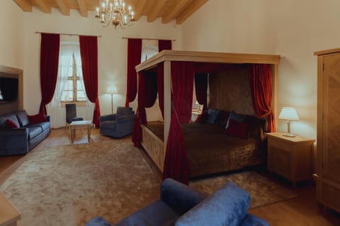 Bed, Photo of the whole room, Seating area