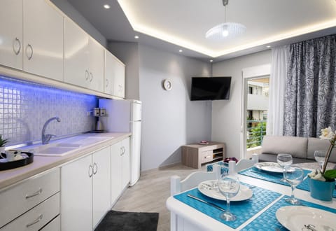 TV and multimedia, Kitchen or kitchenette, Living room, Photo of the whole room, Dining area