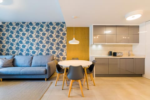 Kitchen or kitchenette, Living room, Seating area, Dining area