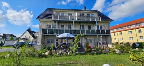 Property building, Balcony/Terrace, Balcony/Terrace, Location, Parking