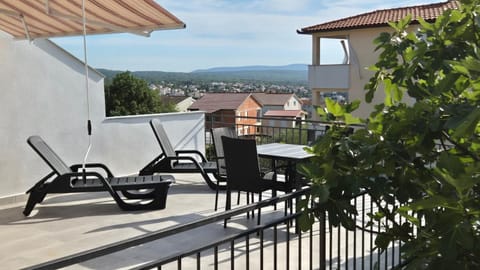 View (from property/room), Balcony/Terrace, sunbed
