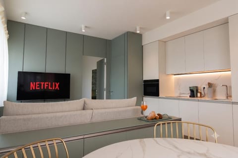 TV and multimedia, Kitchen or kitchenette, Living room, Seating area, Dining area