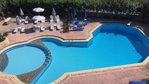 Swimming pool, sunbed