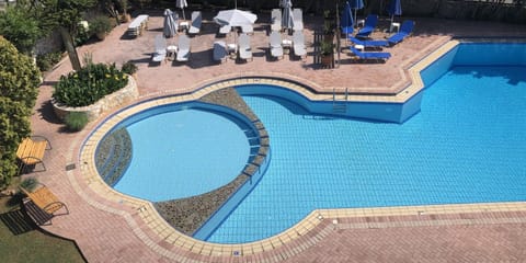 Swimming pool, sunbed