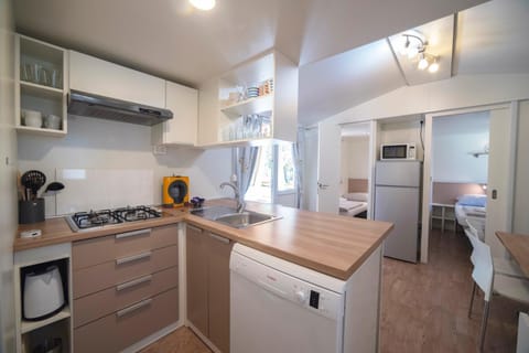 Kitchen or kitchenette, dishwasher