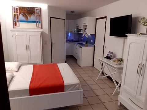 Communal lounge/ TV room, TV and multimedia, Photo of the whole room, Garden view, Swimming pool