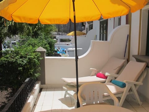 Balcony/Terrace, sunbed