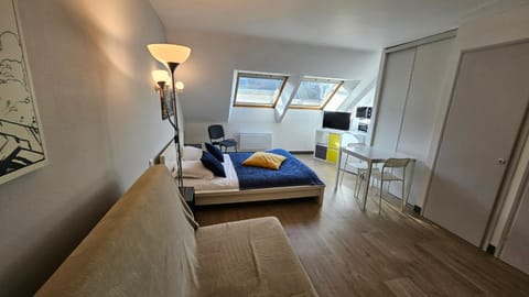 Bed, TV and multimedia, Living room, Photo of the whole room, Seating area, Bedroom