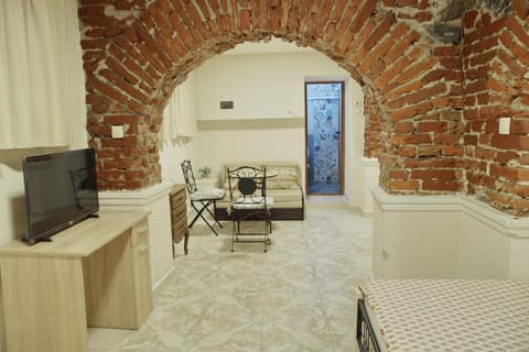 TV and multimedia, View (from property/room), Living room, Decorative detail, Dinner