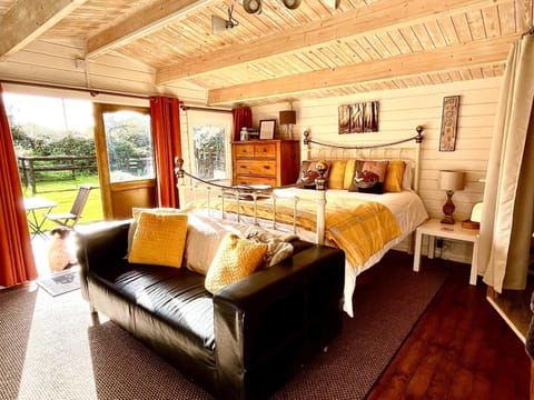 Bed, Living room, Photo of the whole room, Seating area, Dining area, Bedroom, Garden view, Garden view, Entertainment, locker, locker