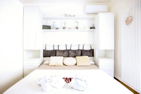 Bed, Photo of the whole room, Bedroom, air conditioner