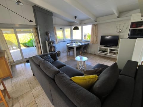 TV and multimedia, Living room, Dining area, fireplace