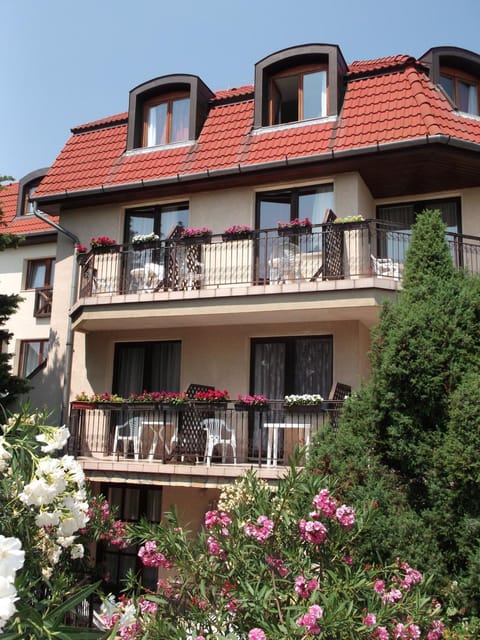 Property building, Facade/entrance, Garden, View (from property/room), Garden view