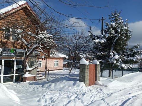 Facade/entrance, On-site shops