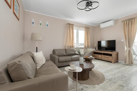 TV and multimedia, Living room, Seating area, Evening entertainment, air conditioner
