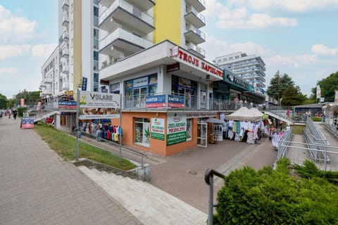 Property building, Off site, On-site shops