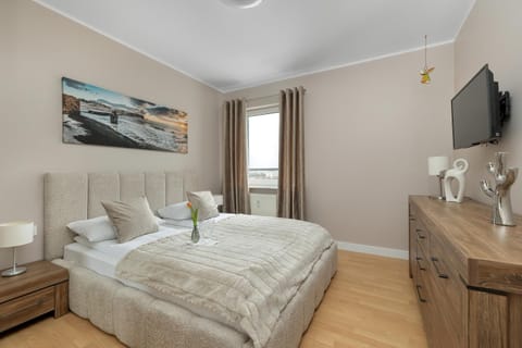 Bed, TV and multimedia, Photo of the whole room, Seating area, Bedroom