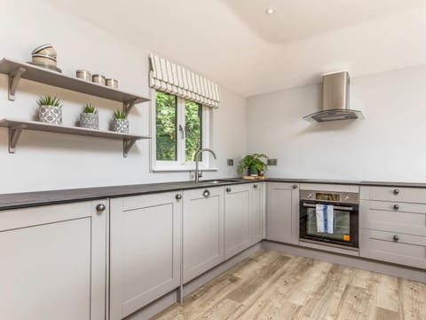 Coffee/tea facilities, Kitchen or kitchenette, dishwasher, minibar, pet friendly, stove