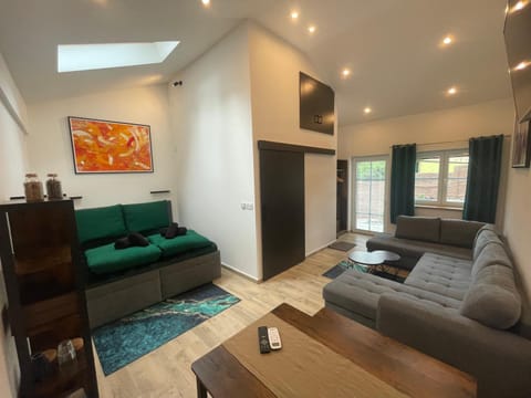 TV and multimedia, Living room, Photo of the whole room, Seating area, Bedroom, air conditioner