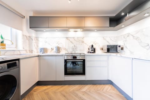 Hame by the Sea Apartment in England