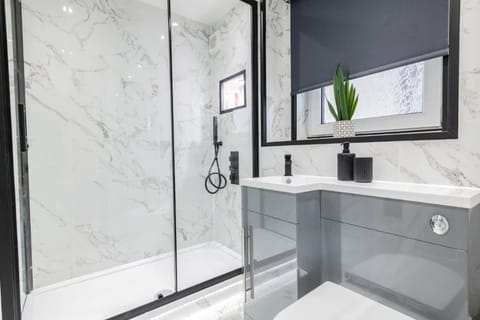 Hame by the Sea Apartment in England