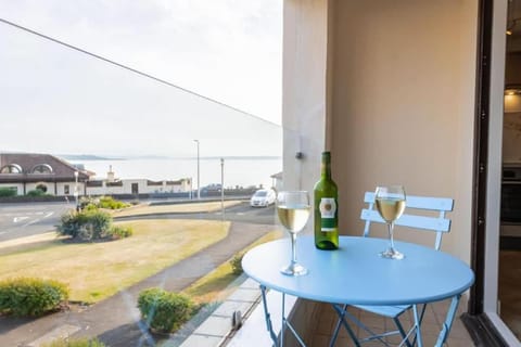 Hame by the Sea Apartment in England