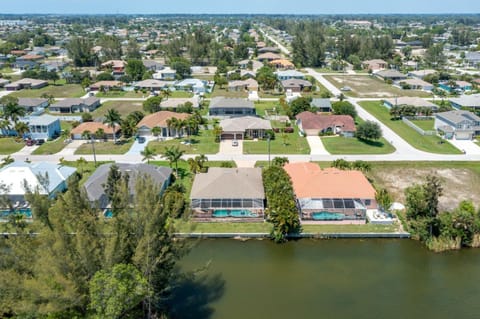 The Joint Venture - Cape Coral - Roelens Vacations House in Cape Coral