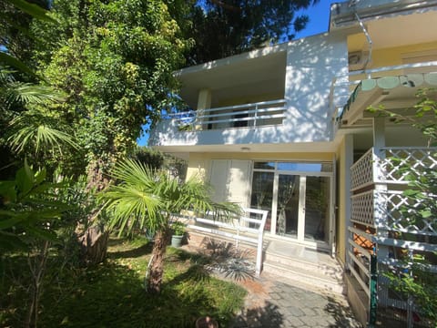 Property building, Facade/entrance, Garden