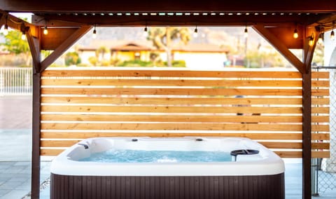 Joshua Tree West Casa - Hot Tub, Stargazing Dome, King Bed, Level 2 EV House in Joshua Tree