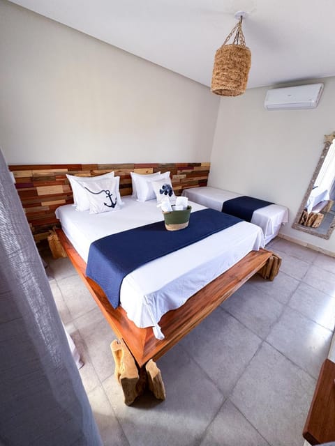 Bed, Photo of the whole room, Decorative detail, Bedroom