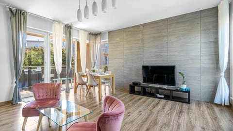 Communal lounge/ TV room, TV and multimedia, Living room, Seating area, Evening entertainment