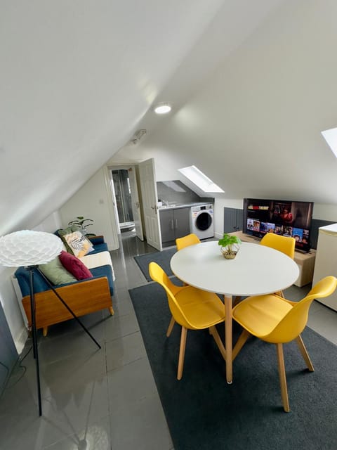 TV and multimedia, Living room, Photo of the whole room, Dining area, internet, washing machine