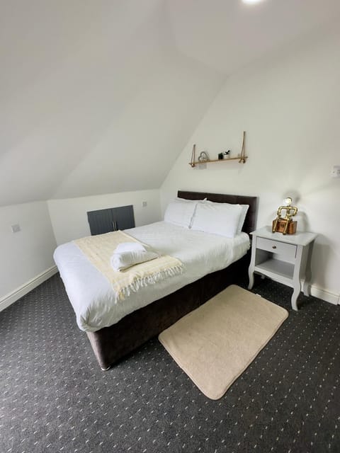 Bed, Photo of the whole room, Bedroom, internet