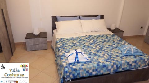 Photo of the whole room, Bedroom, wardrobe