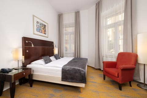 Bed, Seating area