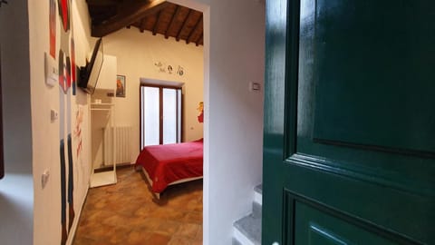 Bed, TV and multimedia, Bedroom