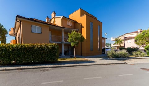 Property building, Day, Neighbourhood