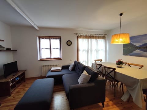 TV and multimedia, Living room, Seating area, Dining area